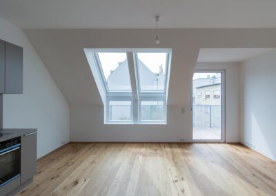 Wohnküche im Dachgeschoß mit Balkon